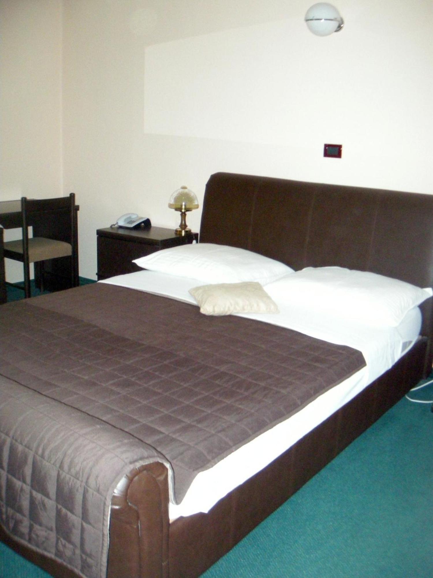 Hotel Zephyr - Plovanija Buje Buitenkant foto