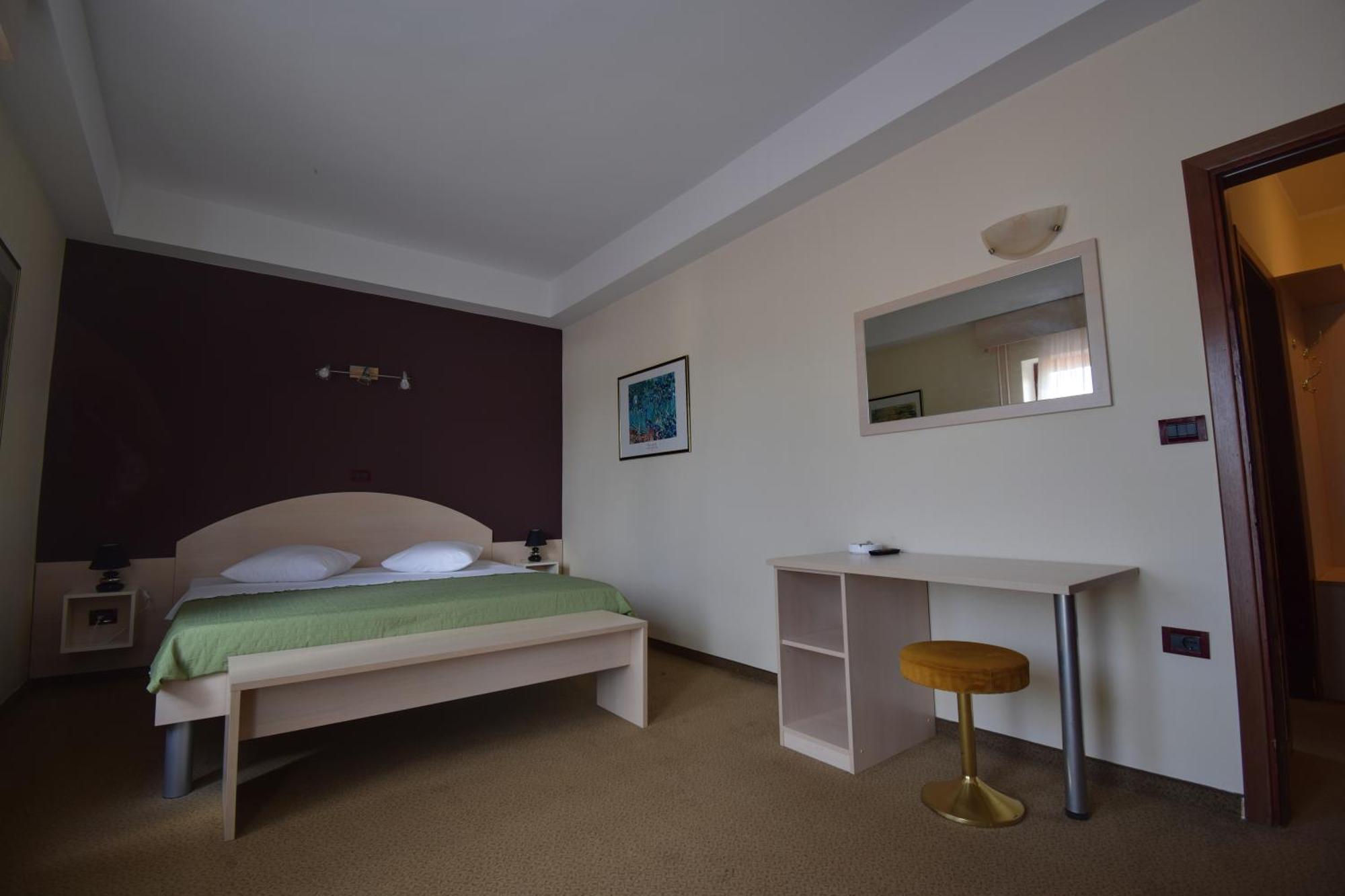 Hotel Zephyr - Plovanija Buje Buitenkant foto